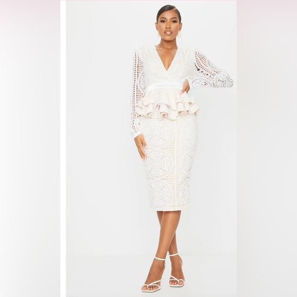 White lace material, plunging neckline, frill hem & figure-hugging fit. … - Picture 1 of 4